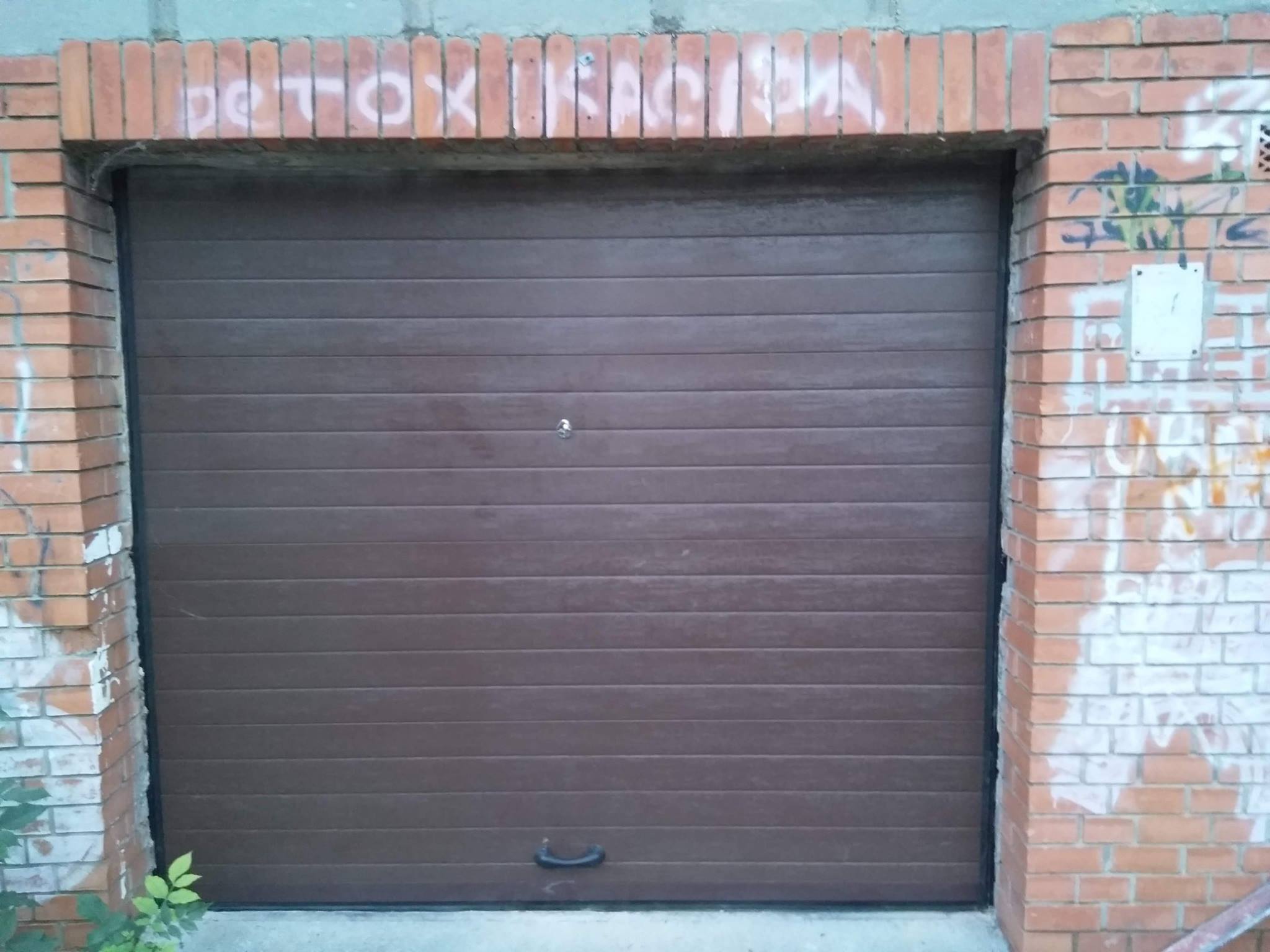 Garazna vrata i motor